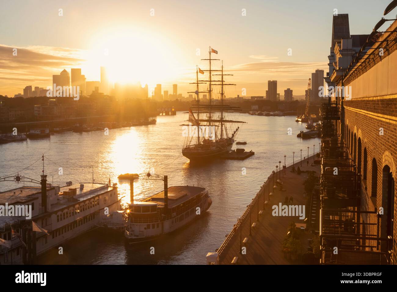 England, London, Docklands, Themse und Canary Wharf Skyline mit dem Stad Amsterdam bei Sonnenaufgang Stockfoto