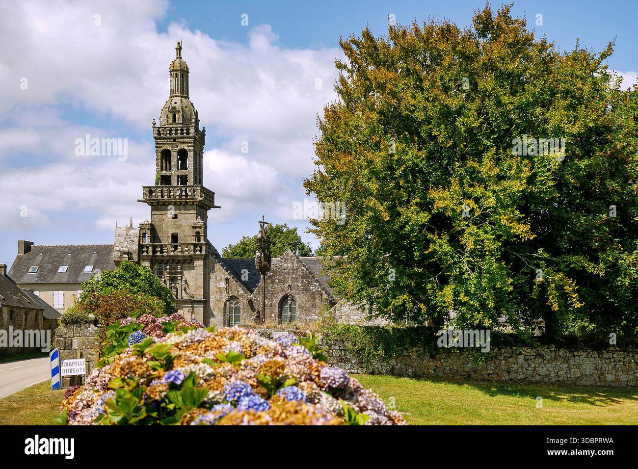 Chapelle Sainte-Marie-du-Menez-Hom mit Enclos paroissial und Calvaire (Calvary) in Menez-Hom, Finistere, Bretagne, Frankreich Stockfoto