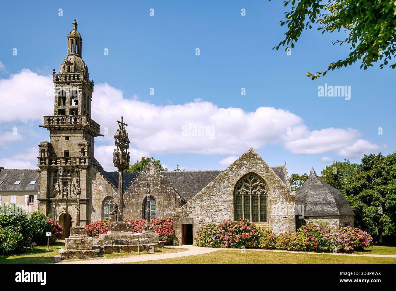 Chapelle Sainte-Marie-du-Menez-Hom mit Enclos paroissial und Calvaire (Calvary) in Menez-Hom, Finistere, Bretagne, Frankreich Stockfoto