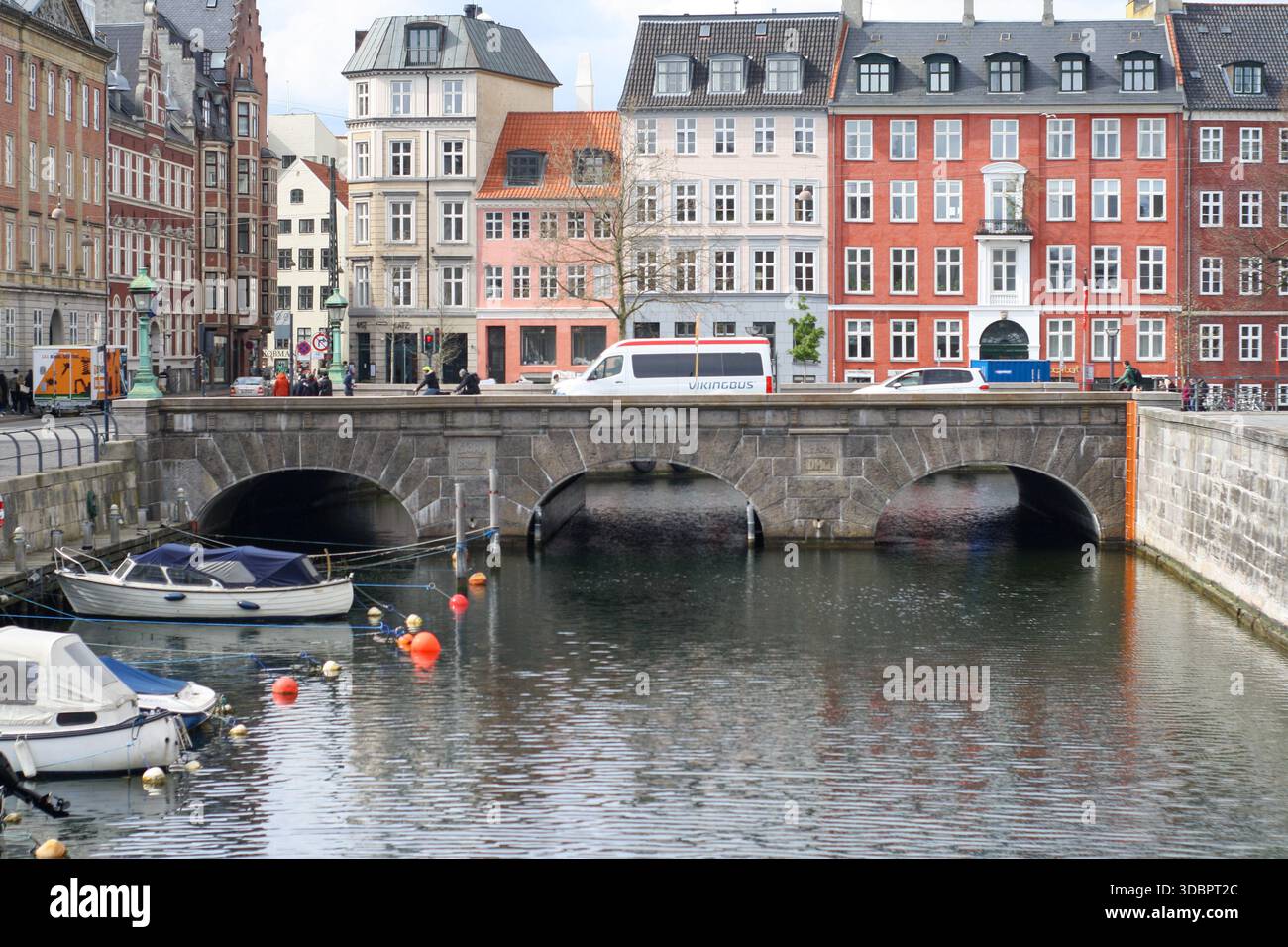 historischer Frederiksholms Kanal und Stormbroen Steinbrücke im Zentrum von Kopenhagen, Dänemark, aufgenommen von der Marmorbrücke Stockfoto