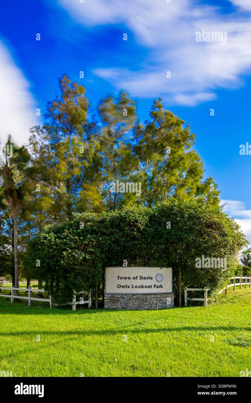 DAVIE, FL, USA - 16. Dezember 2025: Straßenschild der Stadt DAVIE Owls Lookout Park Stockfoto