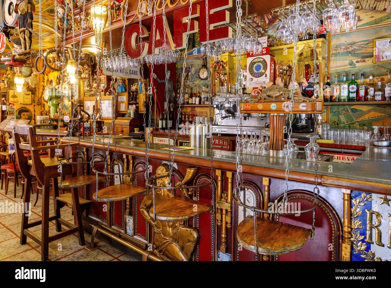 Innenraum des Le Cafe du Coin de la Rue de la Ville du Port in der Altstadt von Intra Muros auf der befestigten Insel Ville in Saint-Malo, Cote d'Emeraude, Cotes-d'Armor, Bretagne, Frankreich Stockfoto