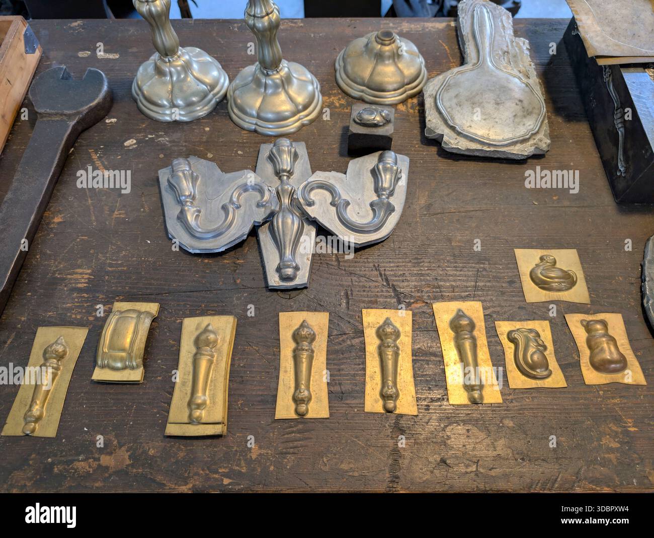 Metallarbeiten im Silberwarenmuseum der Ott-Pauserschen Fabrik, Schwäbisch Gmünd, Deutschland Stockfoto