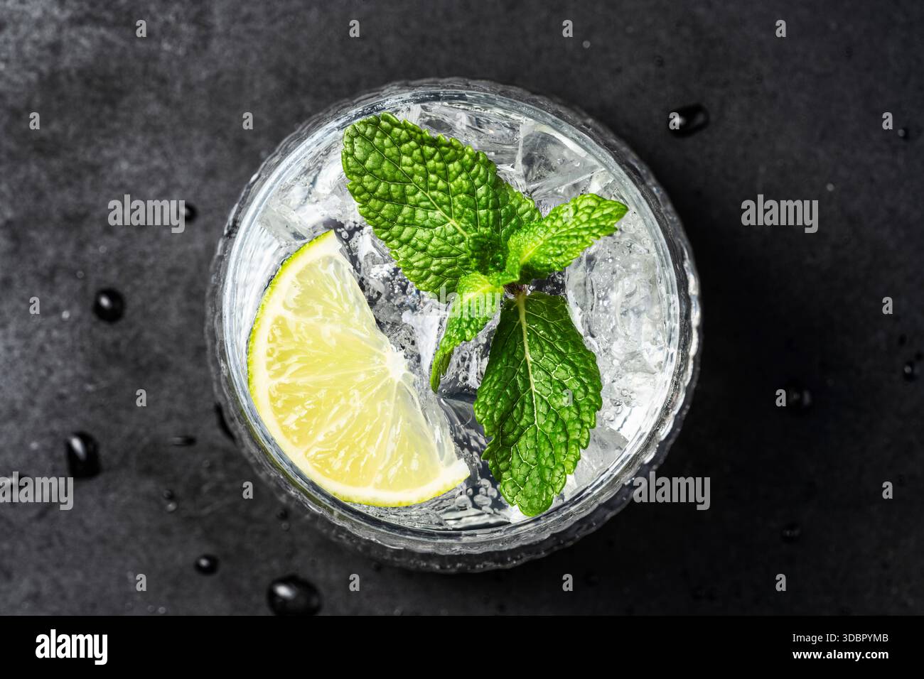 Mojito-Cocktail-Blick von oben mit Limette und Minze mit Eis. Cocktail auf Eis Stockfoto