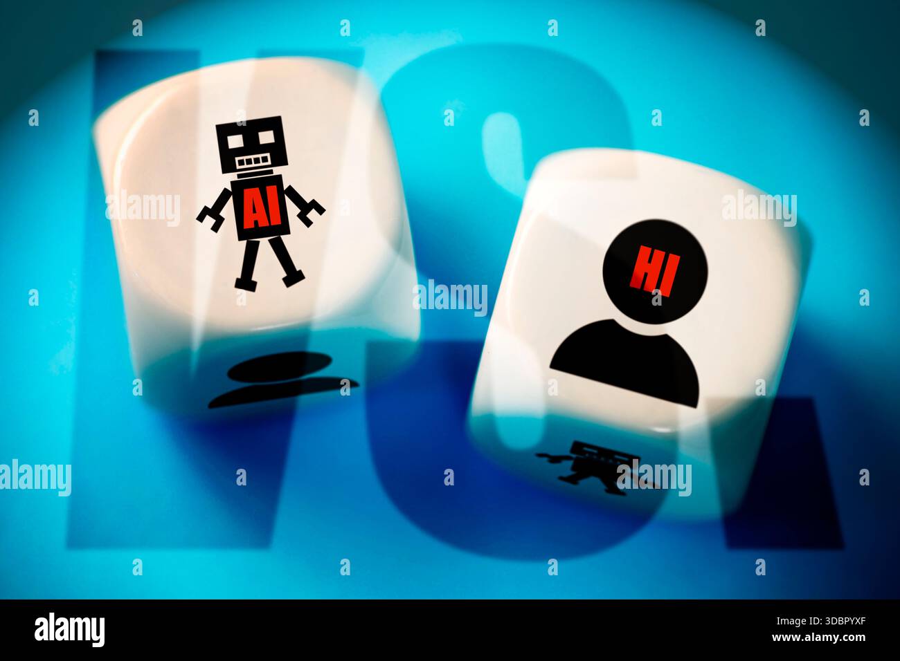 Zwei Würfel mit Symbolen für Mensch und KI und den Inschriften KI künstliche Intelligenz und HI menschliche Intelligenz, KI vs. HI, Fotomontage Stockfoto