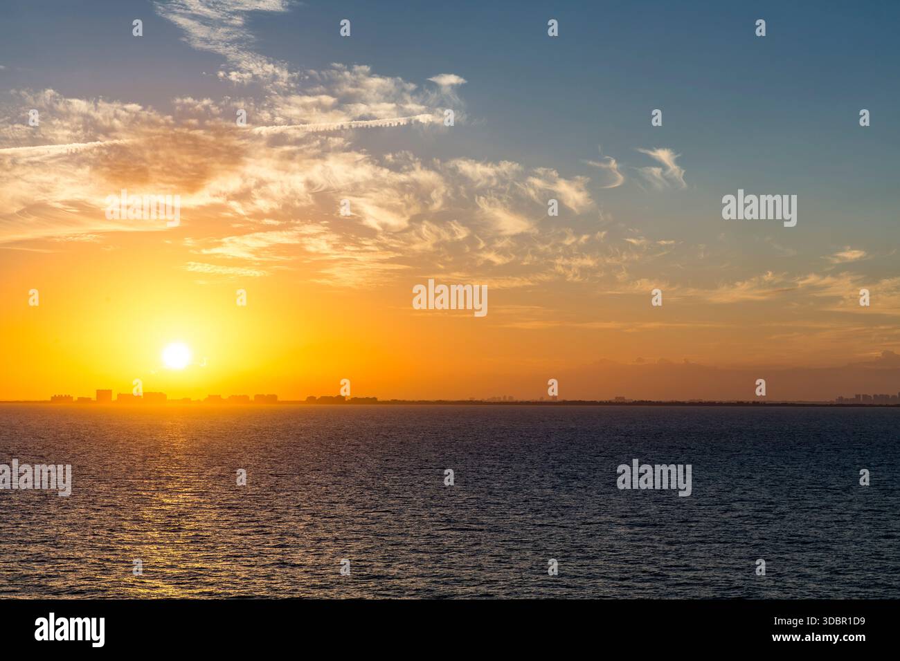Sonnenuntergang, Blick vom Kreuzfahrtschiff über Miami, Florida, USA, Nordamerika Stockfoto