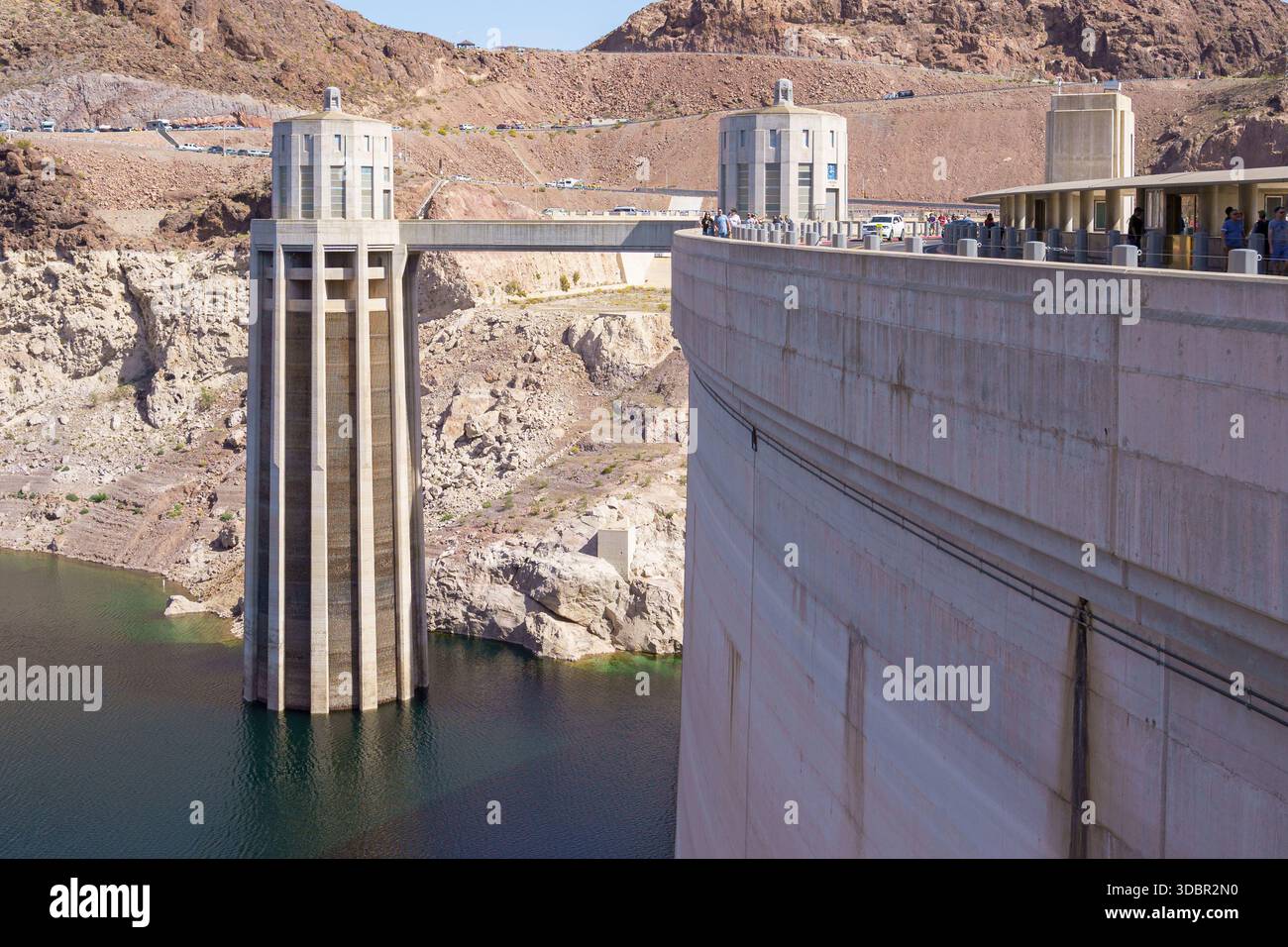 Saugtürme des Hoover-Staudamms während der Dürre. Blick auf Lake Mead, Touristen und die Grenze zu Arizona. Stockfoto