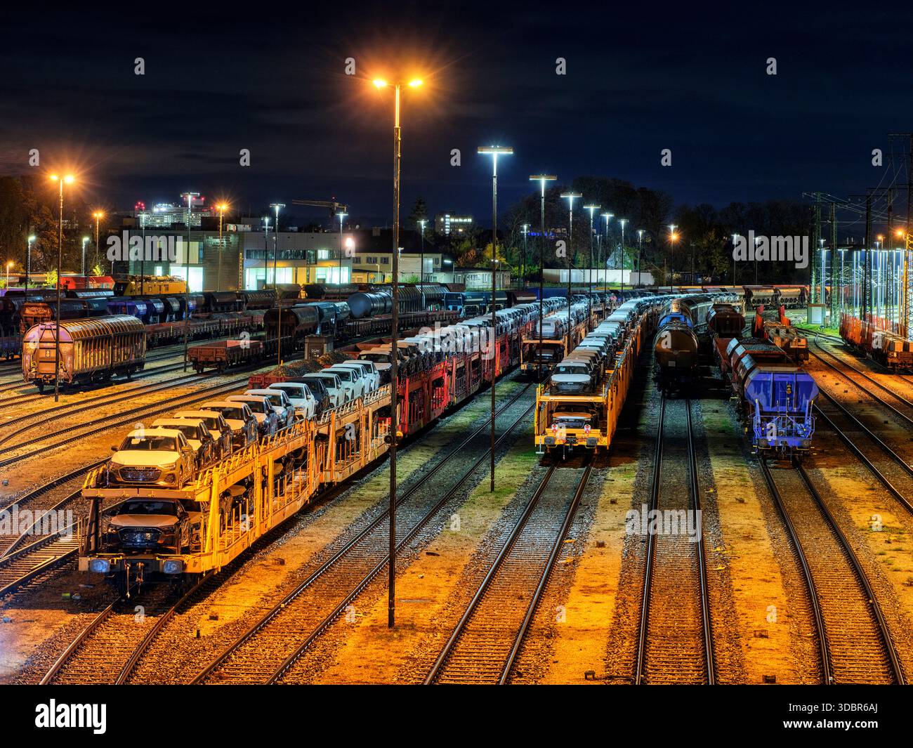 Sonnenaufgang am Augsburger Hauptbahnhof Stockfoto