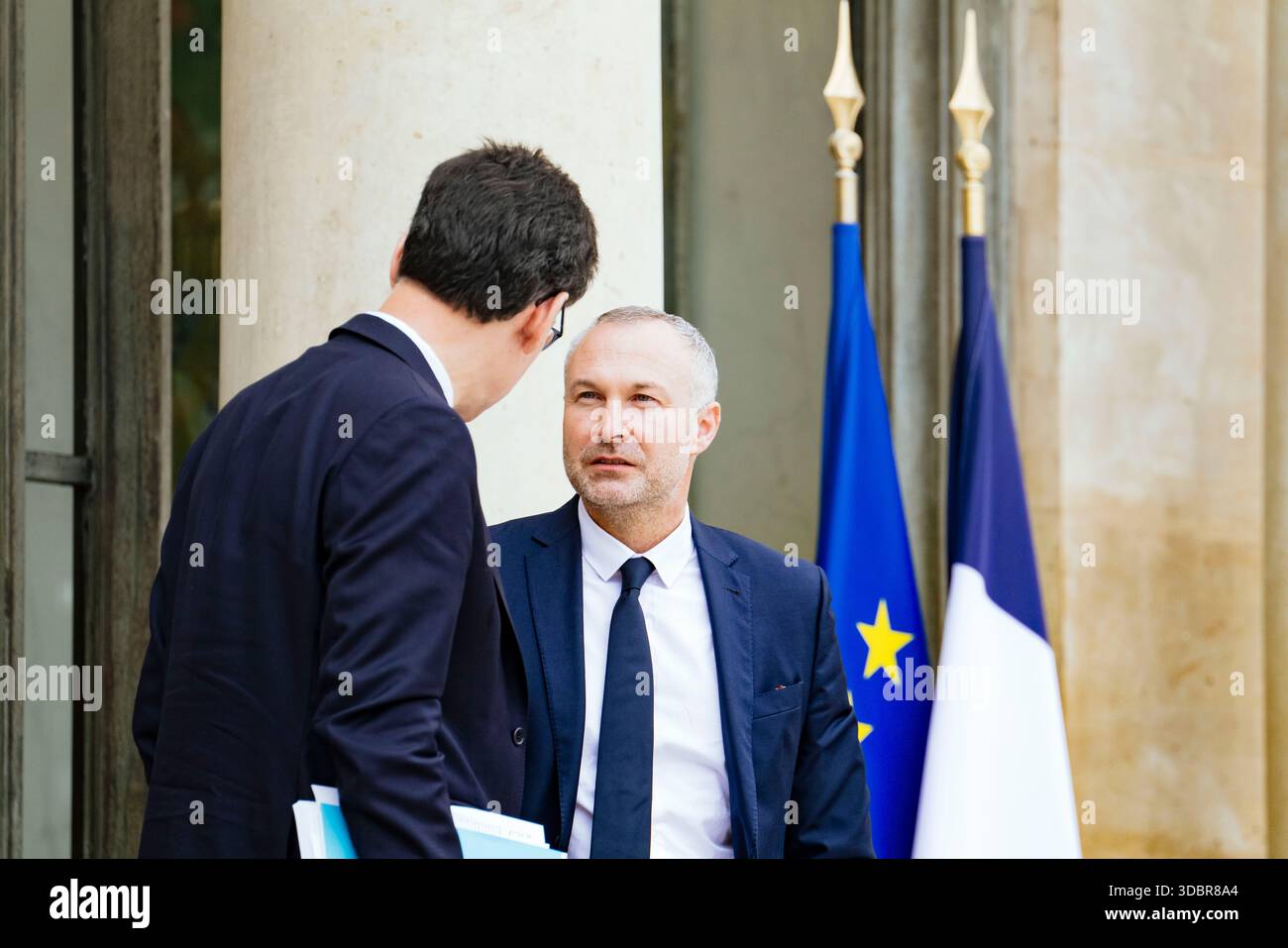 Laurent Panifous, beigeordneter Minister des Premierministers und zuständig für die Beziehungen zum Parlament. Sebastien Lecornus Regierung. Ausstieg aus der Tagung des Ministerrats am Mittwoch, den 17. Dezember, im Schloss Elysee. Frankreich, Paris, 17. Dezember 2025. Foto von Patricia Huchot-Boissier / Agence DyF. Laurent Panifous, Ministre delegue aupres du Premier Ministry, Charge des Relations avec le Parlement. Gouvernement de Sebastien Lecornu. Sortie du Conseil des ministres qui s EST tenu ce mercredi 17. dezember, au Palais de l Elysee. Frankreich, Paris le 17. dezember 2025. Fotografie Stockfoto
