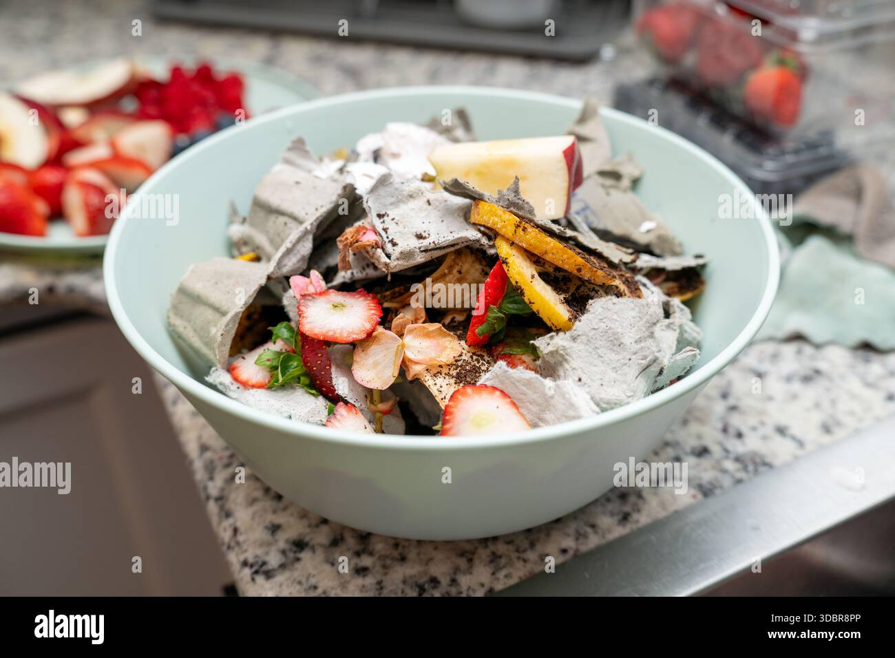Kompostieren von Küchenresten, um Essensreste wiederzuverwenden und in gesunden Gartenboden zu recyceln. Umweltsicherheitskonzept. Stockfoto