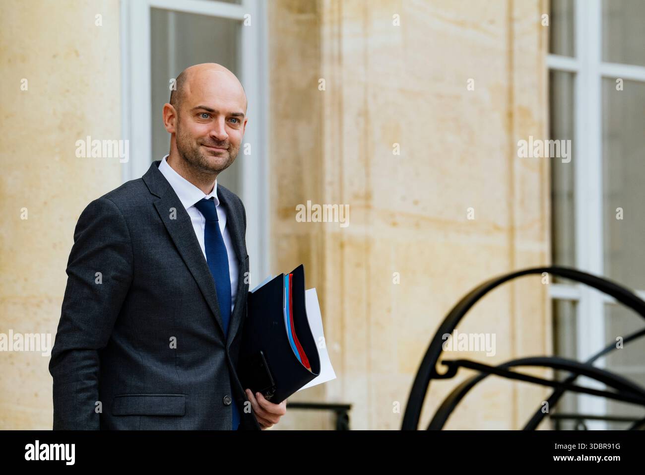 Jean-Noel Barrot, Minister für Europa und auswärtige Angelegenheiten. Sebastien Lecornus Regierung. Ausstieg aus der Tagung des Ministerrats am Mittwoch, den 17. Dezember, im Schloss Elysee. Frankreich, Paris, 17. Dezember 2025. Foto von Patricia Huchot-Boissier / Agence DyF. Jean-Noel Barrot, Ministre de l Europe et des Affaires etrangeres. Gouvernement de Sebastien Lecornu. Sortie du Conseil des ministres qui s EST tenu ce mercredi 17. dezember, au Palais de l Elysee. Frankreich, Paris le 17. dezember 2025. Photographie de Patricia Huchot-Boissier / Agence DyF. Stockfoto