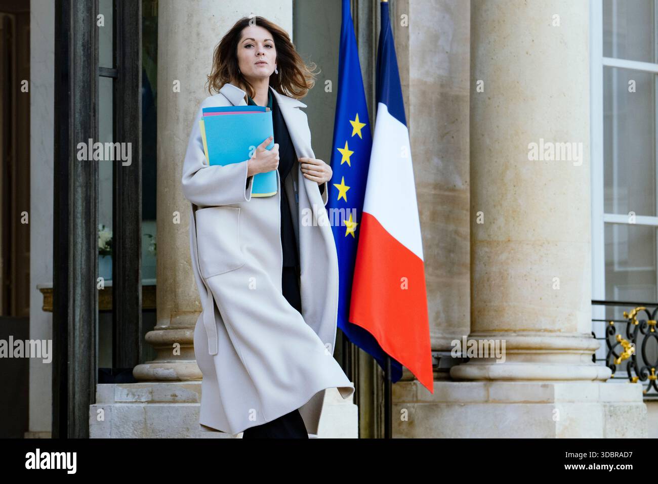 Maud Bregeon, dem Premierminister beigeordneter Minister, Regierungssprecher. Sebastien Lecornus Regierung. Ausstieg aus der Tagung des Ministerrats am Mittwoch, den 17. Dezember, im Schloss Elysee. Frankreich, Paris, 17. Dezember 2025. Foto von Patricia Huchot-Boissier / Agence DyF. Maud Bregeon, Ministre deleguee aupres du Premier Ministry, porte-Parole du Gouvernement. Gouvernement de Sebastien Lecornu. Sortie du Conseil des ministres qui s EST tenu ce mercredi 17. dezember, au Palais de l Elysee. Frankreich, Paris le 17. dezember 2025. Photographie de Patricia Huchot-Boissier / Agenc Stockfoto