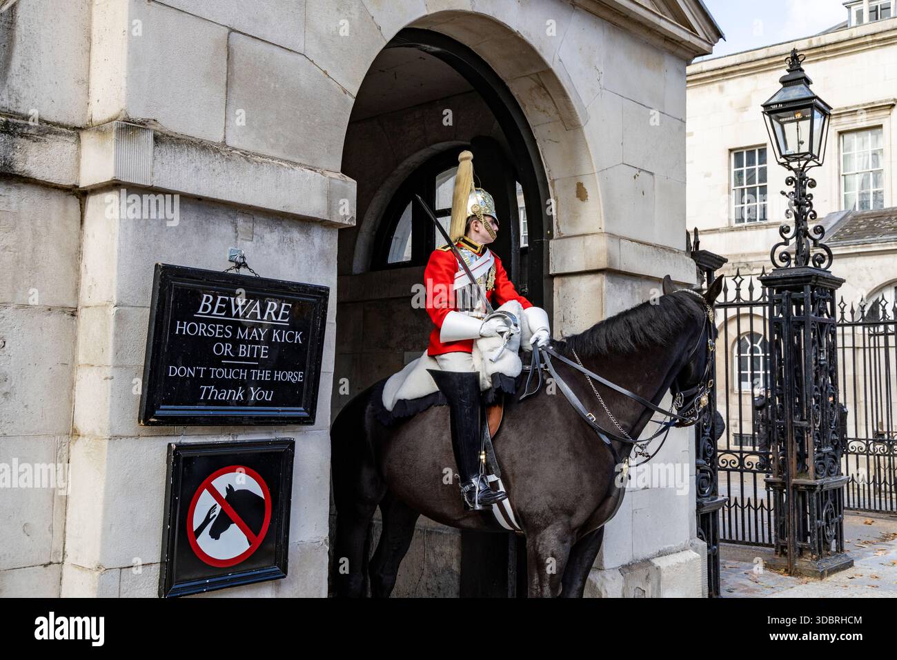 Kings Life Guard, Household Kavallerry Mounted Regiment, Pferdewachen Wachen zu Pferd vor der Horseguards Parade, Westminster, London, England Stockfoto