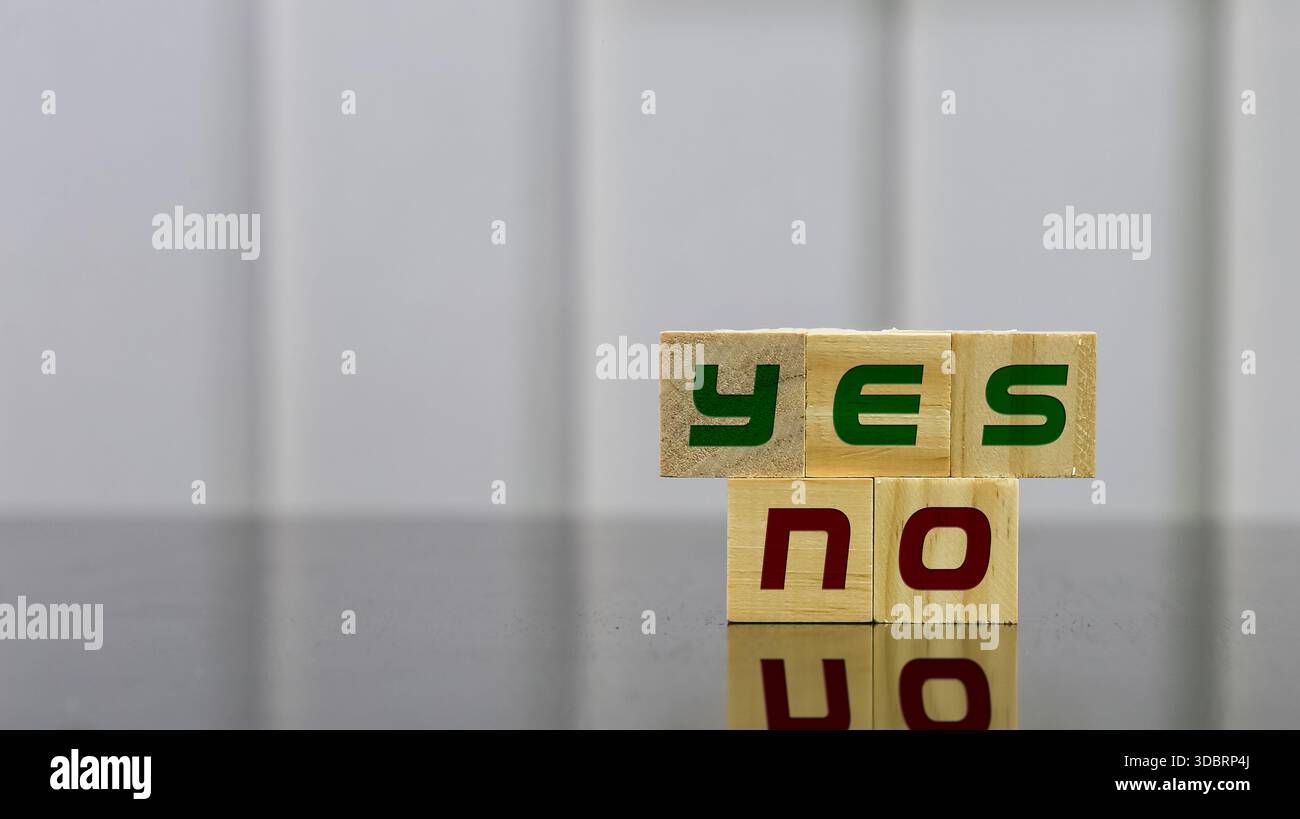 „Ja“ oder „Nein“-Entscheidungskonzept mit Holzbriefblöcken Stockfoto