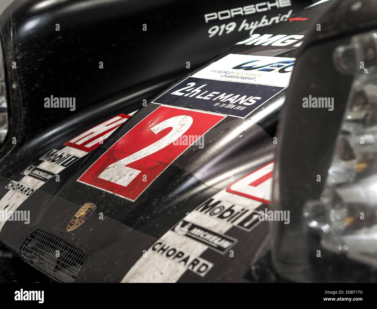 Karosserie-Detail vorne des Porsche 919 Hybrid LMP1 Langstreckenrennwagens mit Rennnummer und Le Mans Branding aus den 24 Stunden von Le Mans. Stockfoto