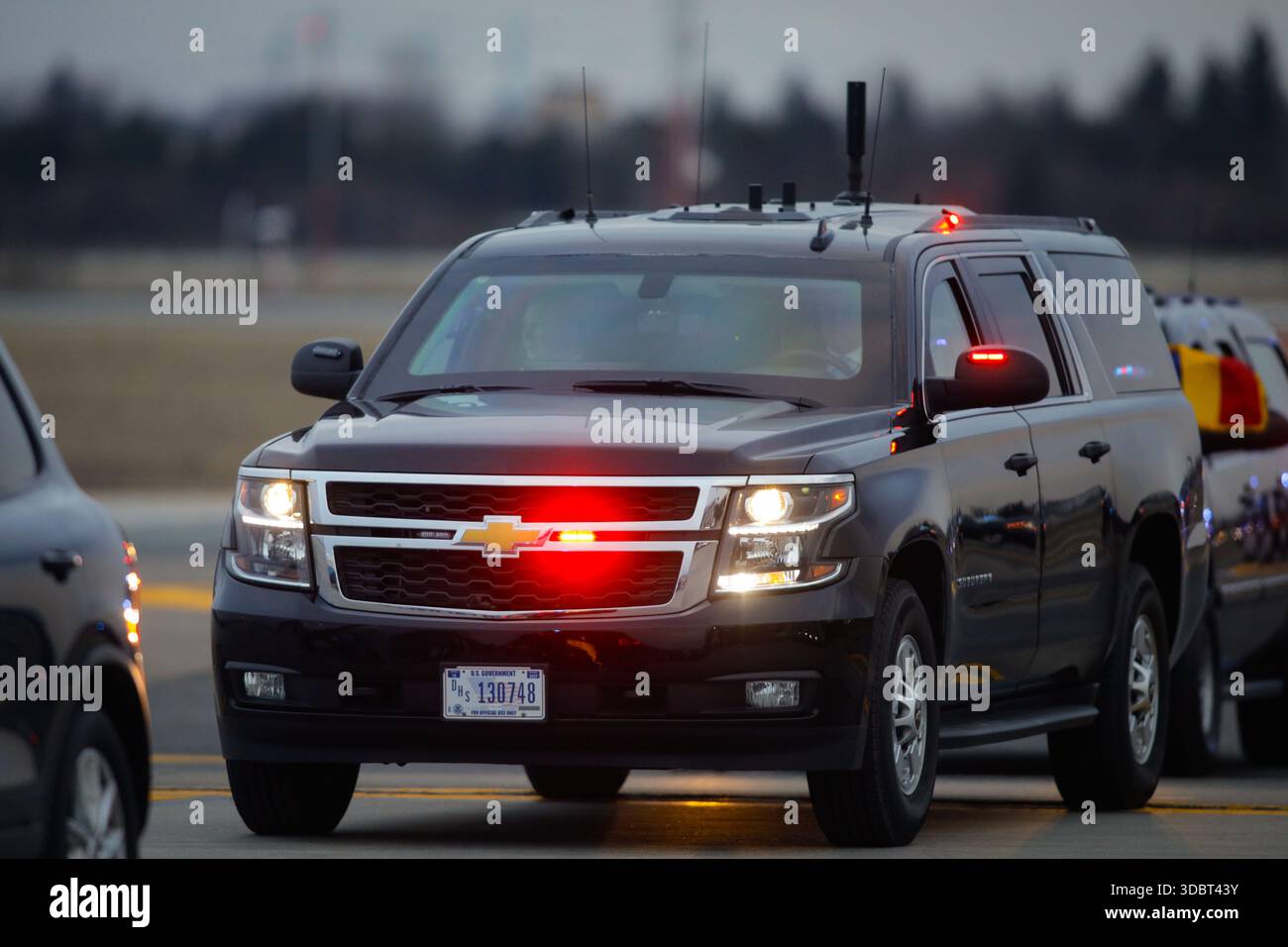 Otopeni, Rumänien - 11. März 2022: Chevrolet Vorortgepanzerter Wagen für den Transport des US-Präsidenten und Vizepräsidenten. Stockfoto