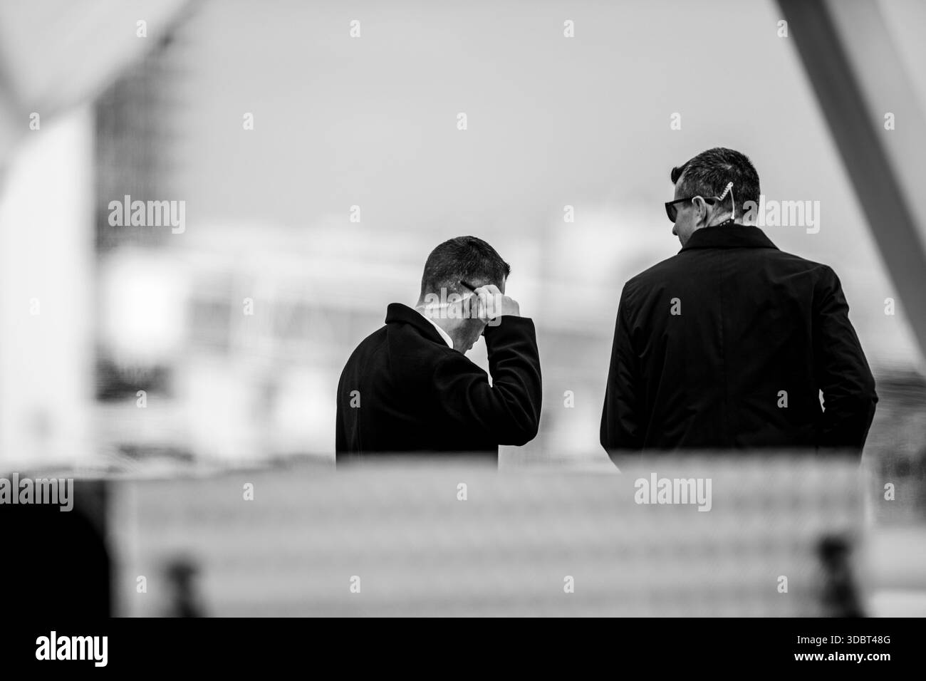 Otopeni, Rumänien - 11. März 2022: Otopeni, Rumänien - 11. März 2022: Geheimagenten während des Besuchs eines Würdenträgers der Vereinigten Staaten. Stockfoto