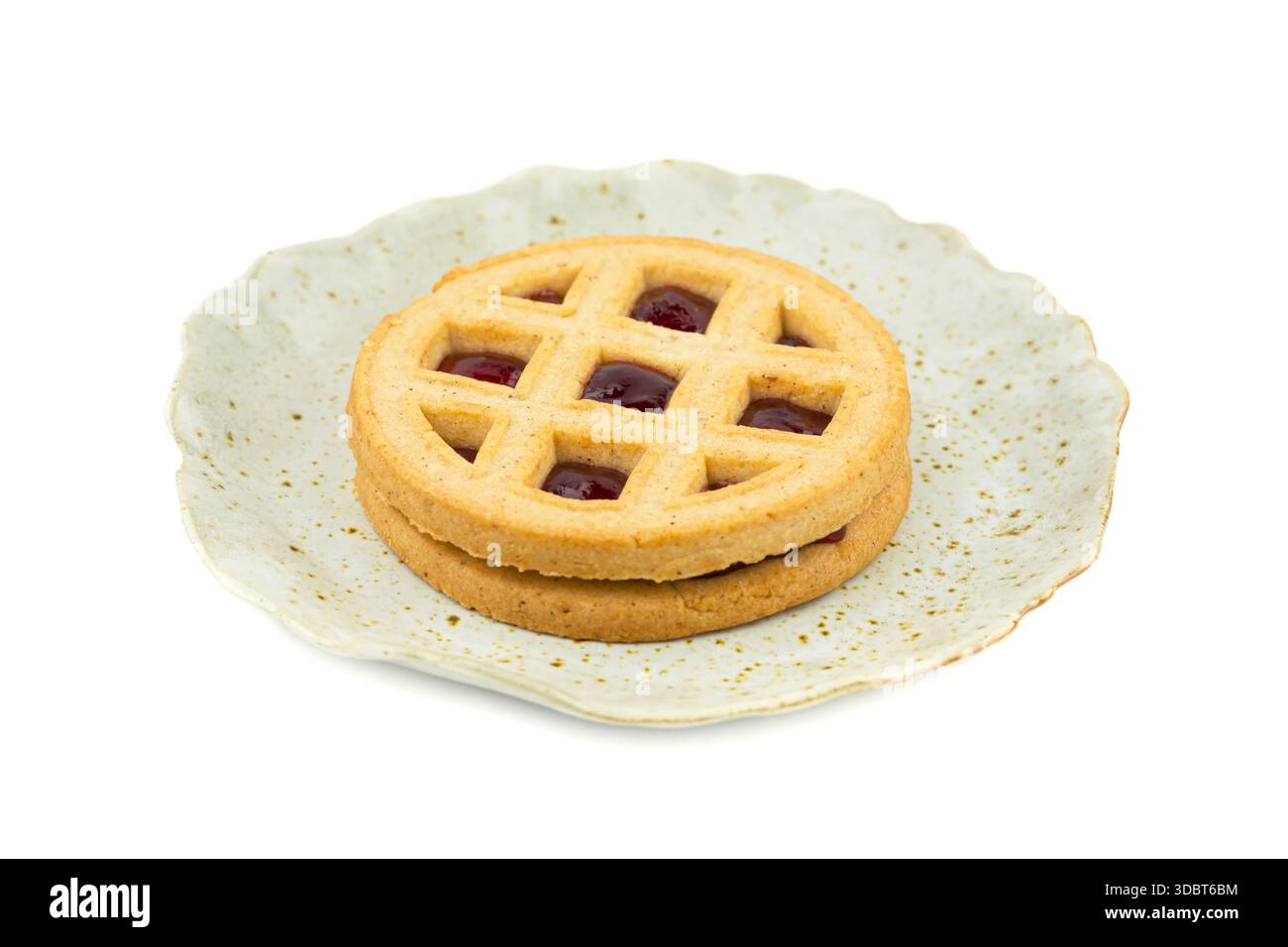 Linzer-Keks auf grüner Platte isoliert auf weißem Hintergrund. Stockfoto