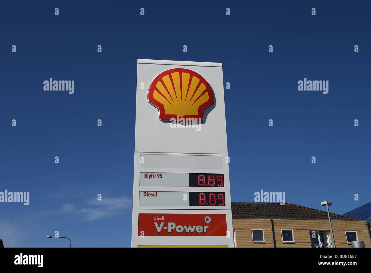 Kopenhagen Dänemark./18.April 2020 / Shell-Tankstelle in Kastrup eröffnet und beim Covid-19 in Dänemark wird Benzin gepumpt. (Foto..Francis Dean / Deanpictures). Stockfoto