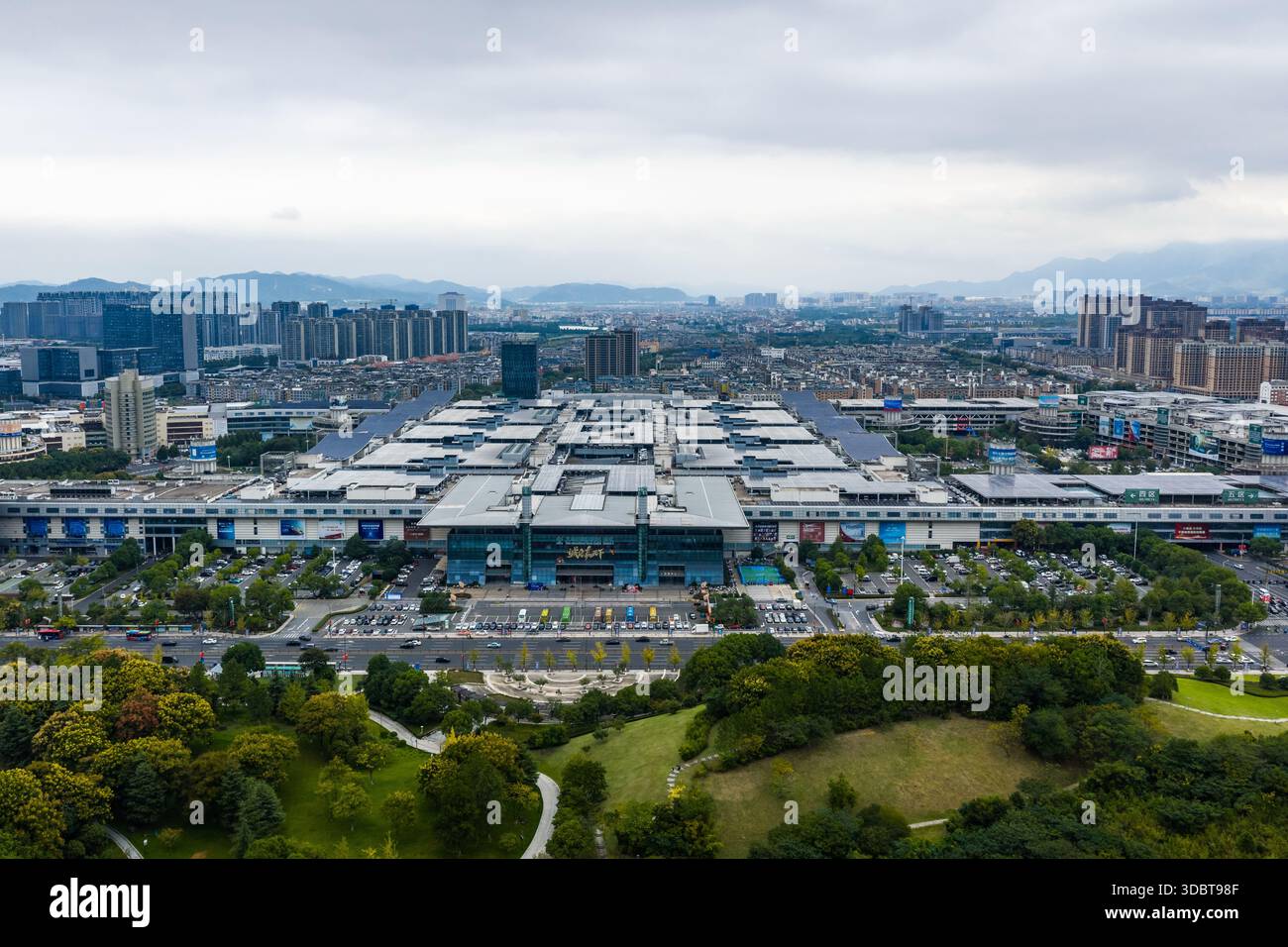 YIWU, CHINA - 16. OKTOBER 2025 - China Yiwu International Trade Market in Yiwu City, Provinz Zhejiang, China am 16. Oktober 2025. (Foto: CFOTO/SIPA USA) Stockfoto