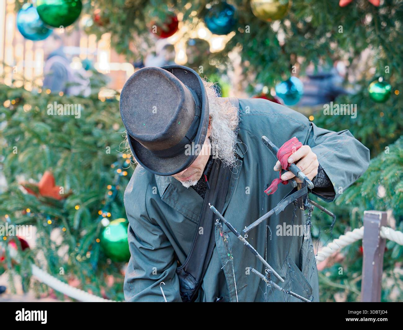 Straßenkünstler machen auf dem Weihnachtsmarkt Stockfoto