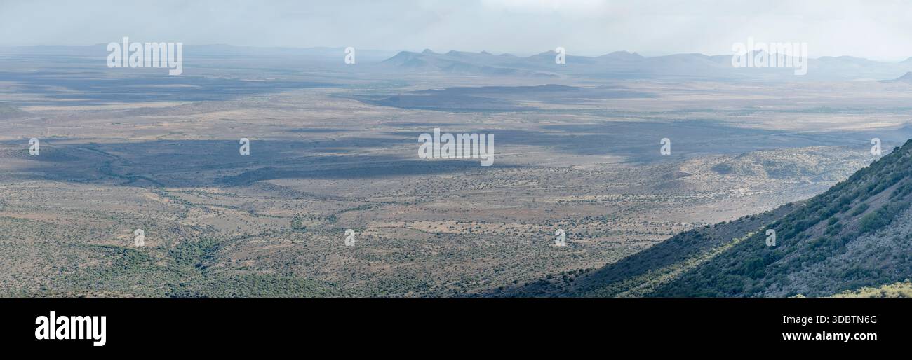 Luftlandschaft mit kargen Ebenen der Karoo, aufgenommen im hellen Licht des späten Frühlings vom Toposkop-Aussichtspunkt, Mount Camdeboo National Park, Eastern Cape, Sou Stockfoto