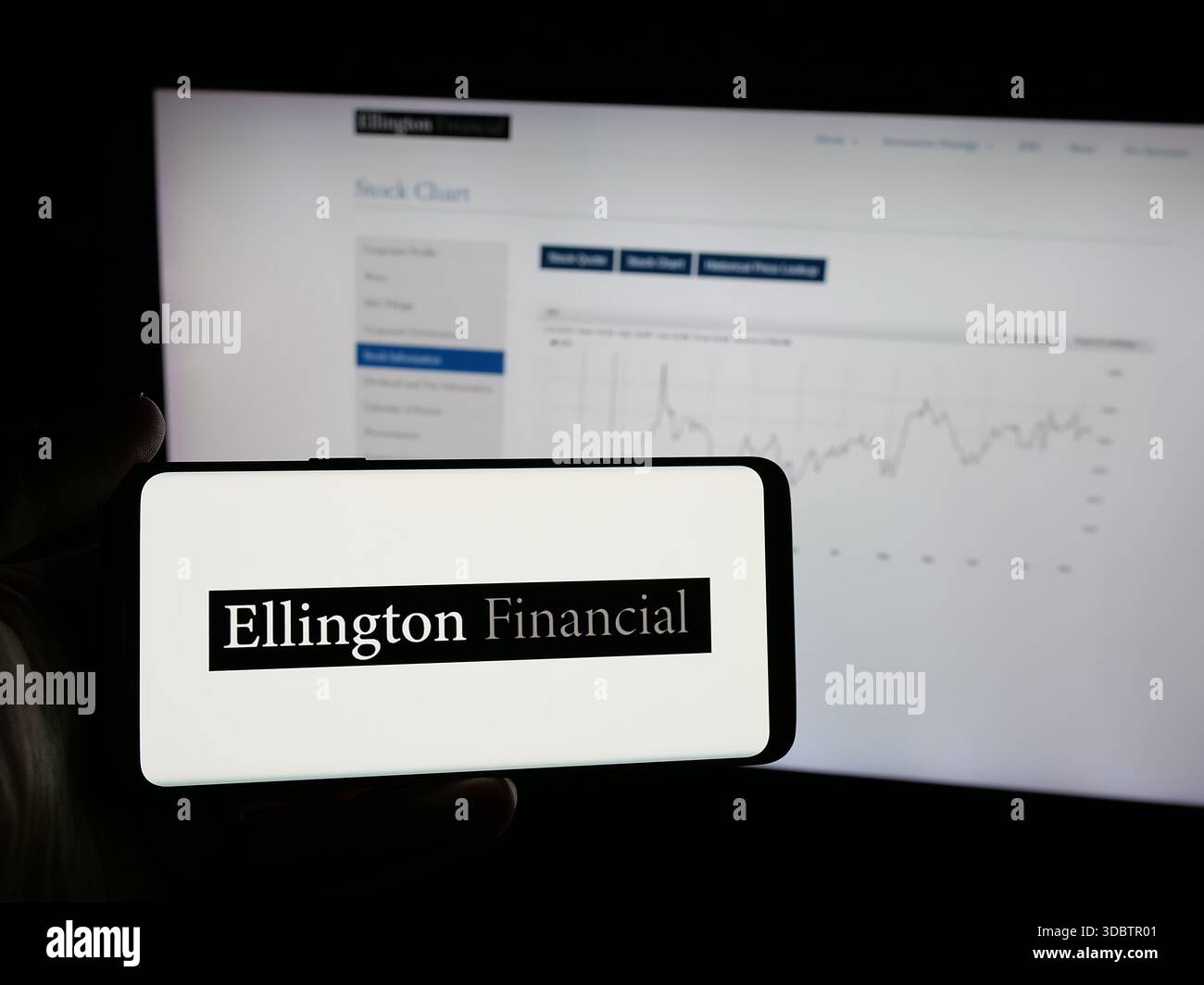 Stuttgart, Deutschland, 12.10.2025: Person, die ein Smartphone mit dem Logo der US-Hypothekengesellschaft Ellington Financial Inc. Auf dem Bildschirm vor der Website hält. Stockfoto