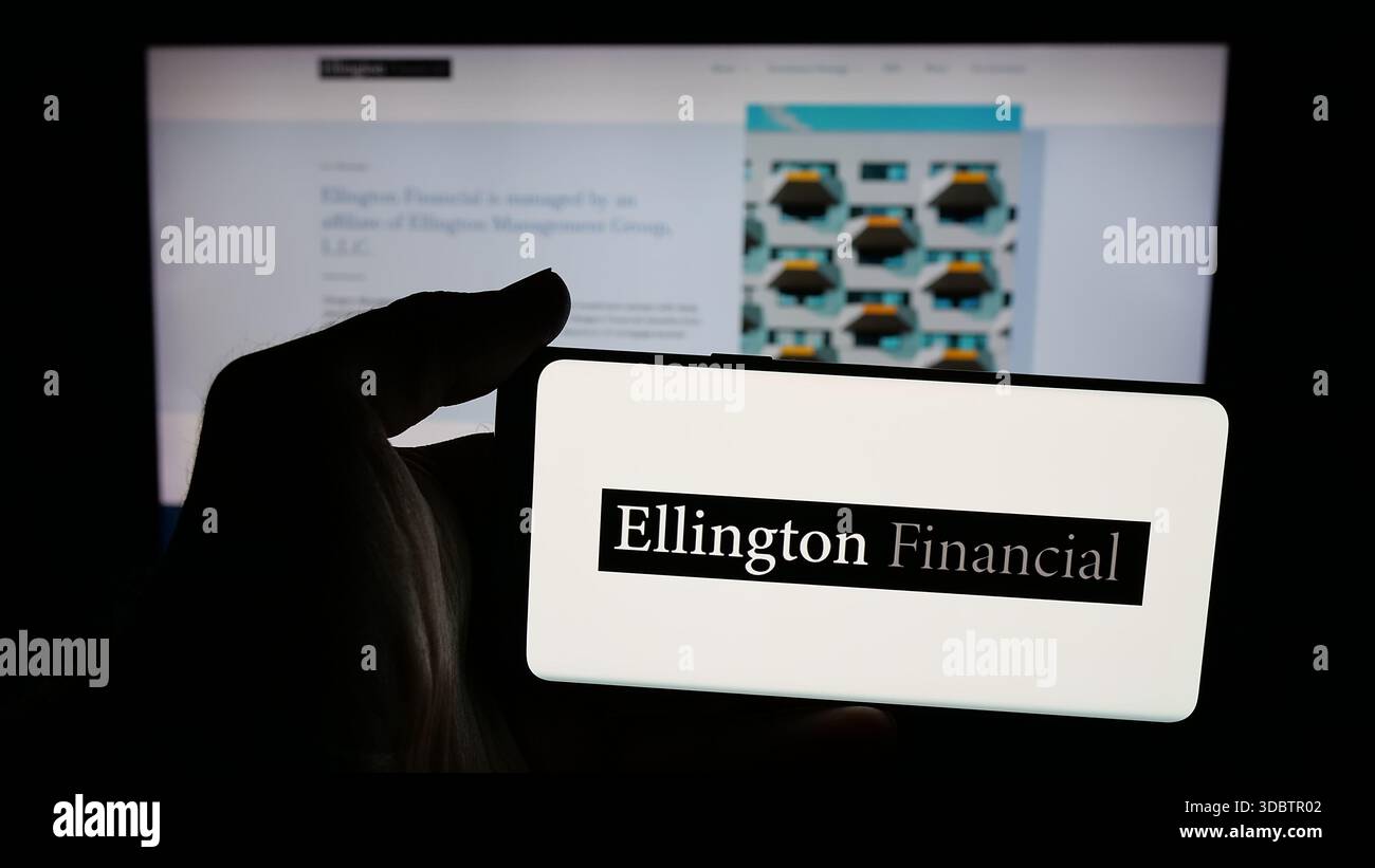 Stuttgart, Deutschland - 12.10.2025: Person, die ein Mobiltelefon mit dem Logo der US-Hypothekengesellschaft Ellington Financial Inc. Auf dem Bildschirm vor der Webseite hält. Stockfoto