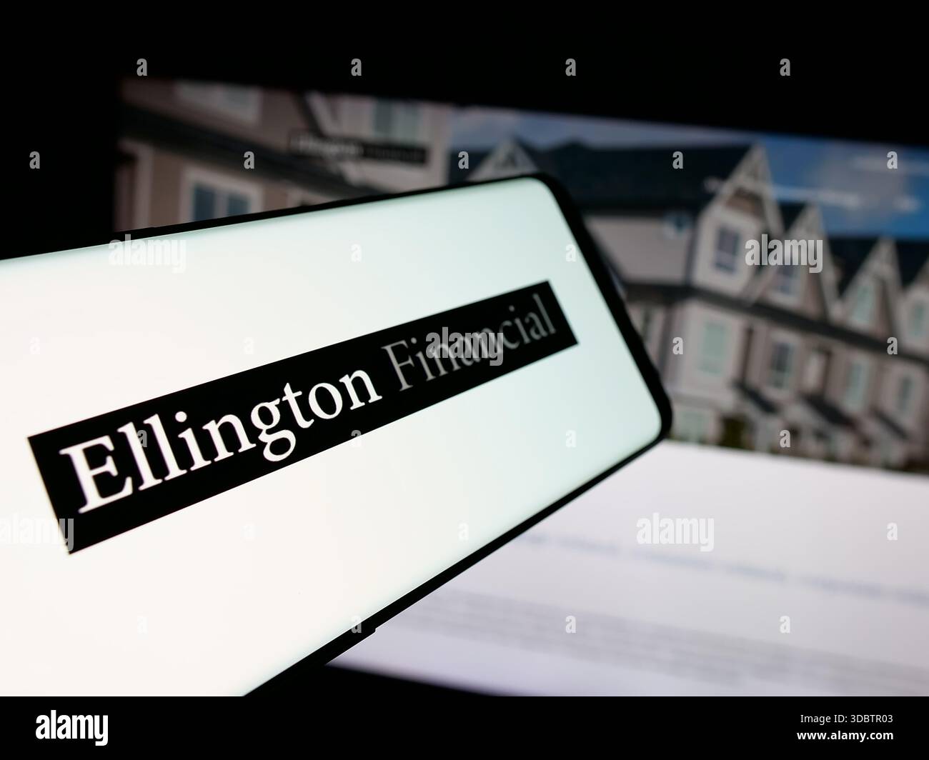 Stuttgart, Deutschland, 12.10.2025: Smartphone mit Logo der US-Hypothekengesellschaft Ellington Financial Inc. Auf dem Bildschirm vor der Website. Stockfoto