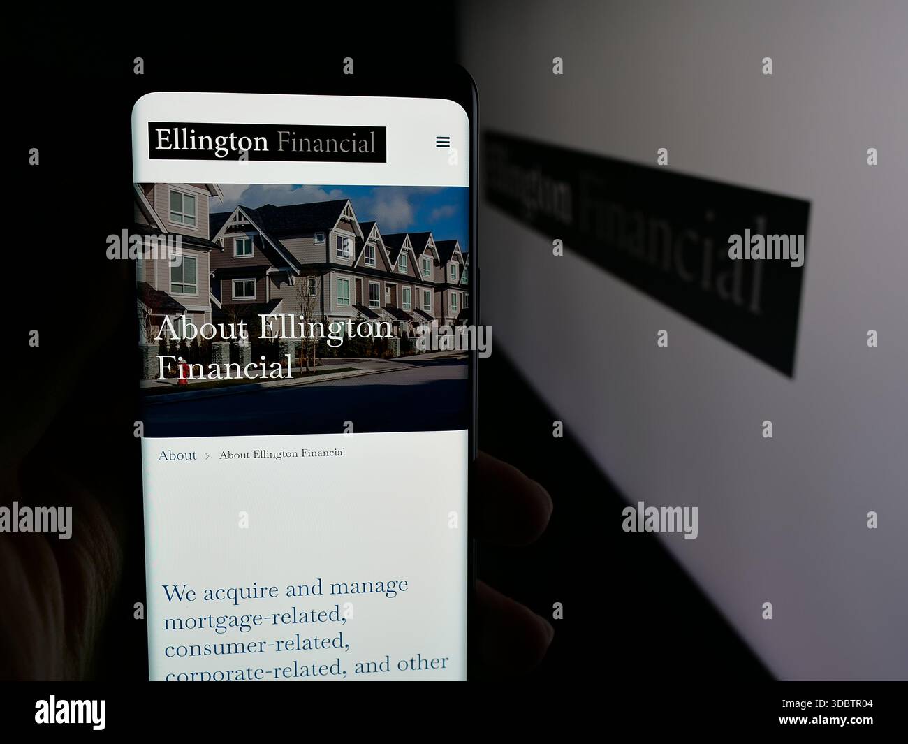 Stuttgart, Deutschland - 12.10.2025: Person, die ein Mobiltelefon hält, mit Webseite der US-Hypothekengesellschaft Ellington Financial Inc. Auf dem Bildschirm vor dem Logo. Stockfoto