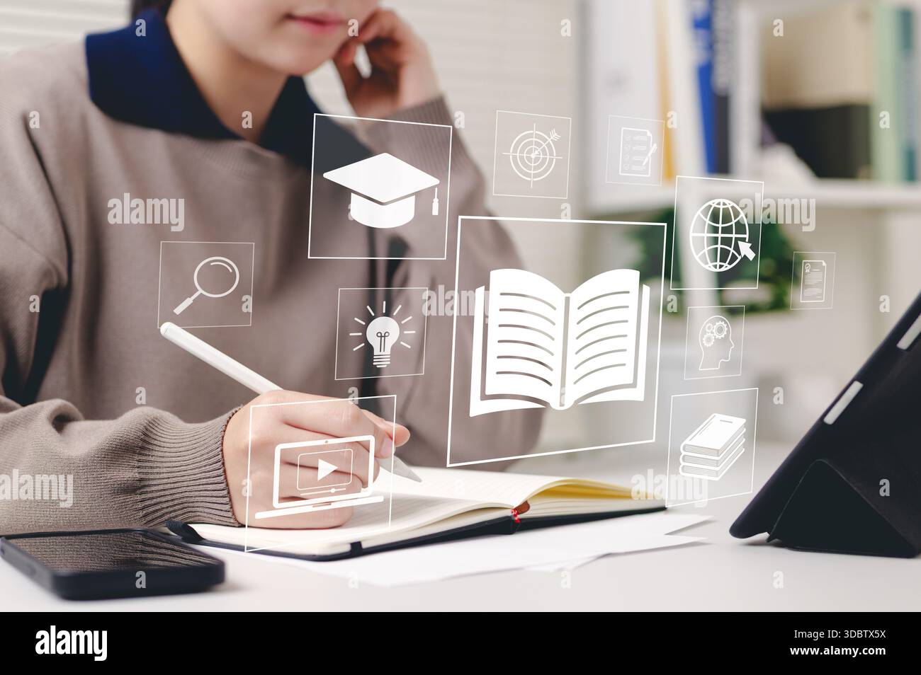 Online-Bildung und e-Learning-Konzept. Frauen verwenden ein Tablet mit Symbolen für Online-Bildung, Lernen, Wissensaustausch, Lernwerkzeuge, tr Stockfoto