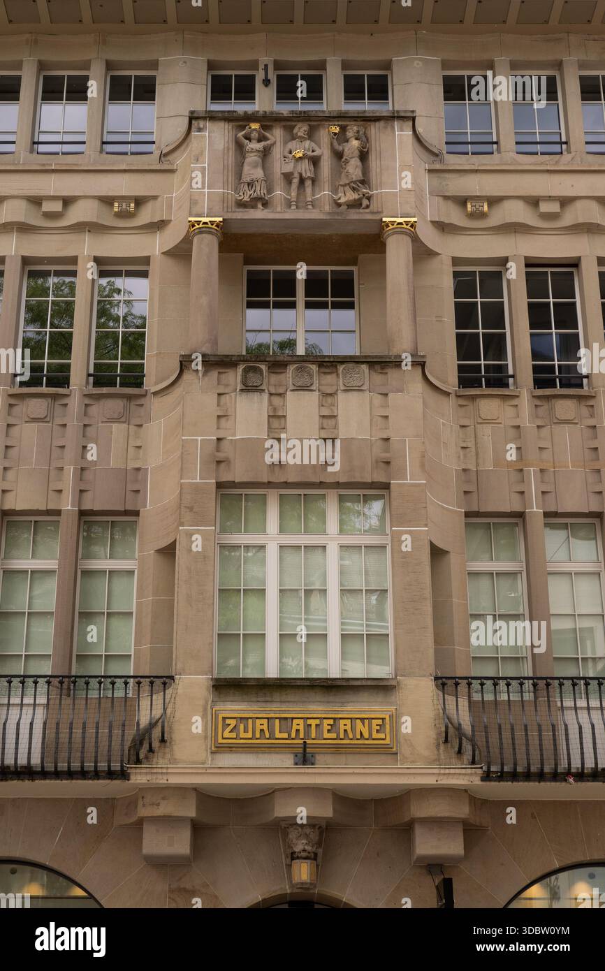 Historische Sandsteinfassade mit skulpturalem Relief und Balkonen in Konstanz, Bodensee Stockfoto