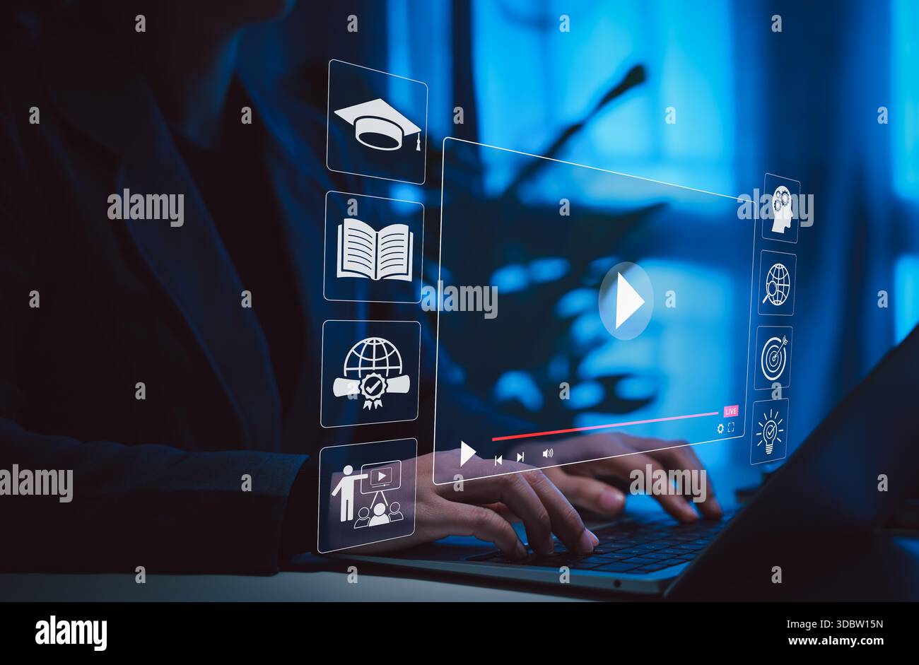 Online-Bildung und E-Learning-Konzept. Frau, die ein Notebook mit Symbolen für Online-Bildung, -Lernen, Wissensaustausch, Bildungstools verwendet, Stockfoto