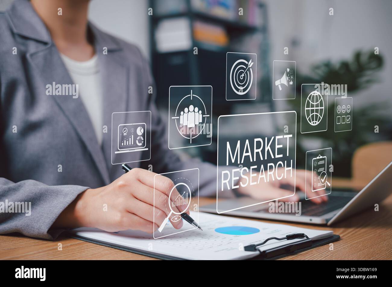 Marktforschung und Business Analysis Konzept. Geschäftsfrau, die an Marktforschungen mit Datengrafiken, Diagrammen, Marketingsymbolen, Analysen und Strate arbeitet Stockfoto