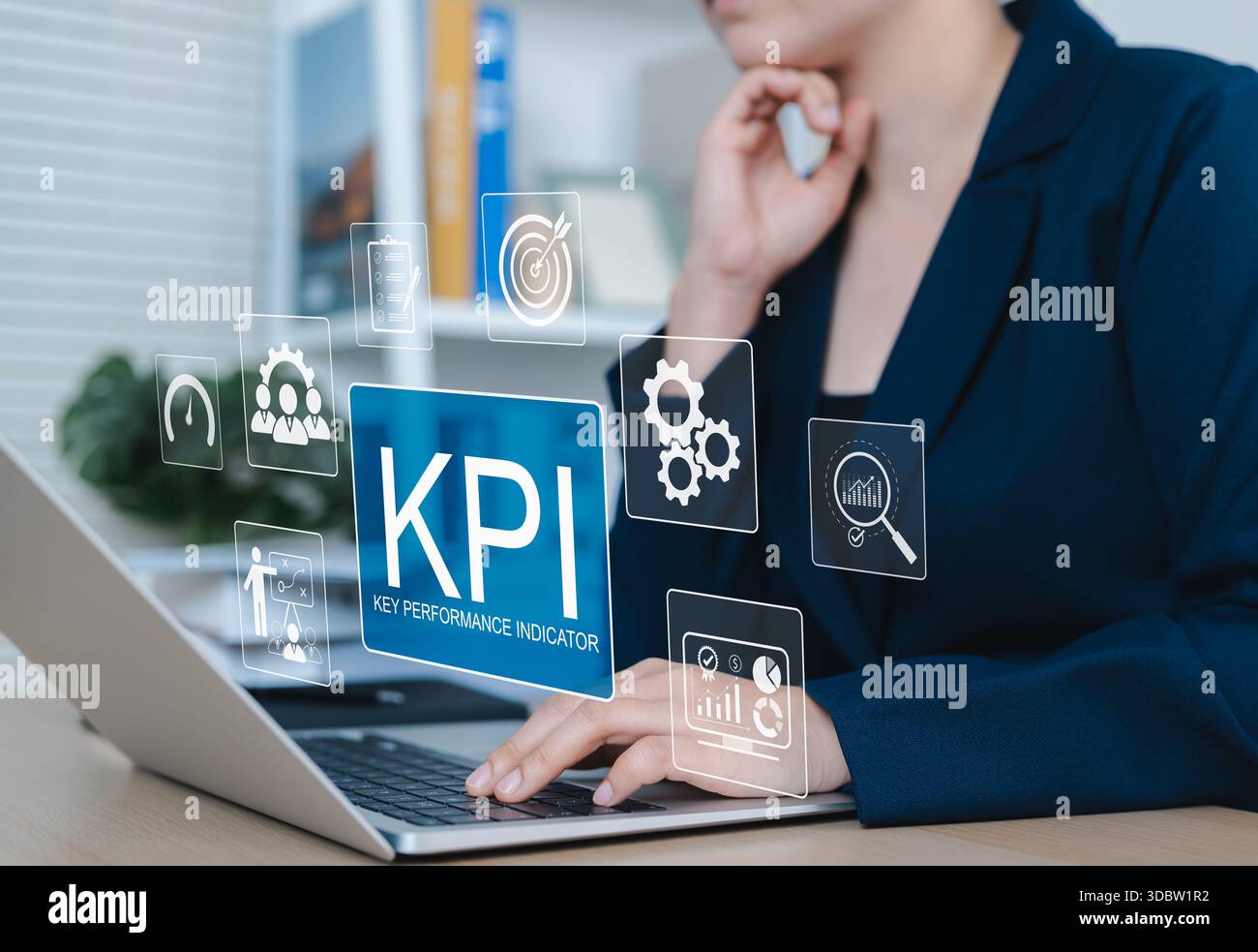 KPI-Konzept, Key Performance Indicators (KPIs). Professionelle Arbeit auf einem Notebook mit KPI-Symbolen, Diagrammen, Zielen, Daten und Metriken, Stockfoto