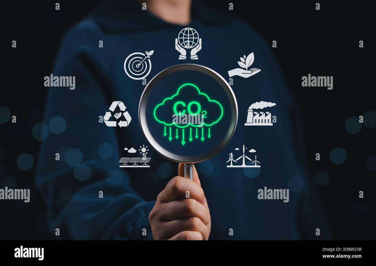 Konzept zur Reduzierung der CO2-Emissionen. Lupe mit Fokus auf CO2-Wolken-Symbol, das die Wahrnehmung des CO2-Fußabdrucks, den Netto-Nullpunkt und die CO2-Neutralität darstellt. Stockfoto