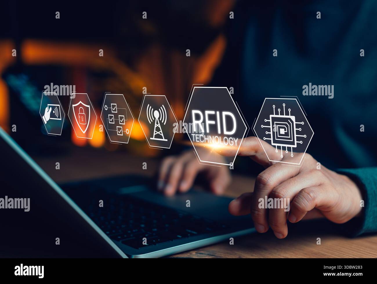 RFID-Technologie und Funkfrequenzidentifizierungskonzept. Person, die einen Laptop mit RFID-Symbolen, drahtlosem Signal, Sicherheitsschild, Checkliste, datenflo verwendet Stockfoto
