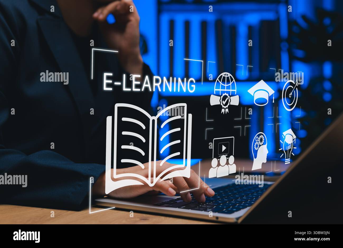 Person, die einen Laptop mit E-Learning-Oberfläche und Bildungssymbol verwendet. Online-Lernkonzept, digitale Bildung, virtueller Unterricht, Wissensaustausch, tr Stockfoto