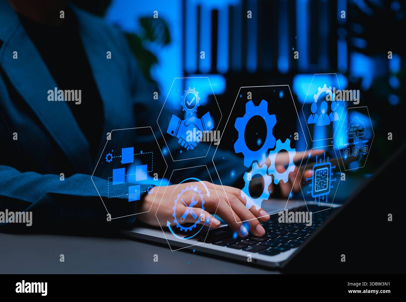 BPA-Konzept für die Automatisierung von Geschäftsprozessen. Ein Profi, der ein Notebook mit digitalen Symbolen wie Ausrüstung, Flussdiagrammen, Cloud-Computing, Tools, Stockfoto