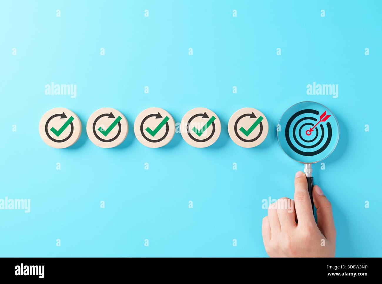Erreichung der Geschäftsziele und Qualitätskontrollkonzept. Das Vergrößerungsglas hebt das Bullseye-Ziel und grüne Häkchen hervor, die Präzision und Erfolg symbolisieren Stockfoto