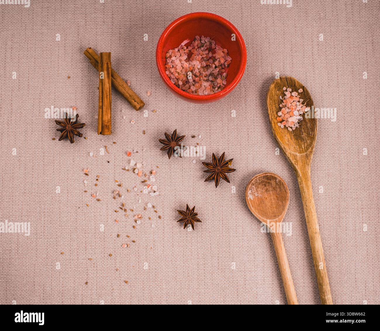 Gewürze Sternanis, Himalayazout grof, Zimtstab, von oben auf textilem Hintergrund mit Platz für Text, Stockfoto
