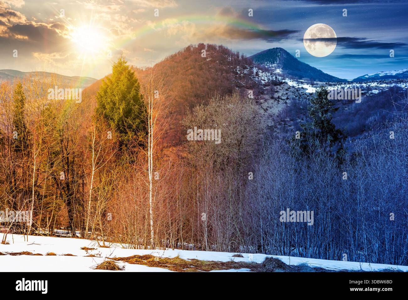 Berglandschaft mit Mischwald auf schneebedecktem Hang. Tag- und Nachtzeitwechsel. Himmel mit Wolken, Sonne und Mond auf Frühlingsquinox. dualit Stockfoto