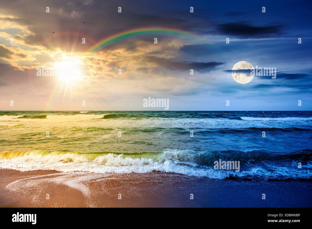 Meereswellen stürmen am Sandstrand. Tag- und Nachtzeitwechsel. Sommersonnenwende bei windigem Wetter unter bewölktem Himmel mit Sonne und Mond. Ansicht des DRAM Stockfoto