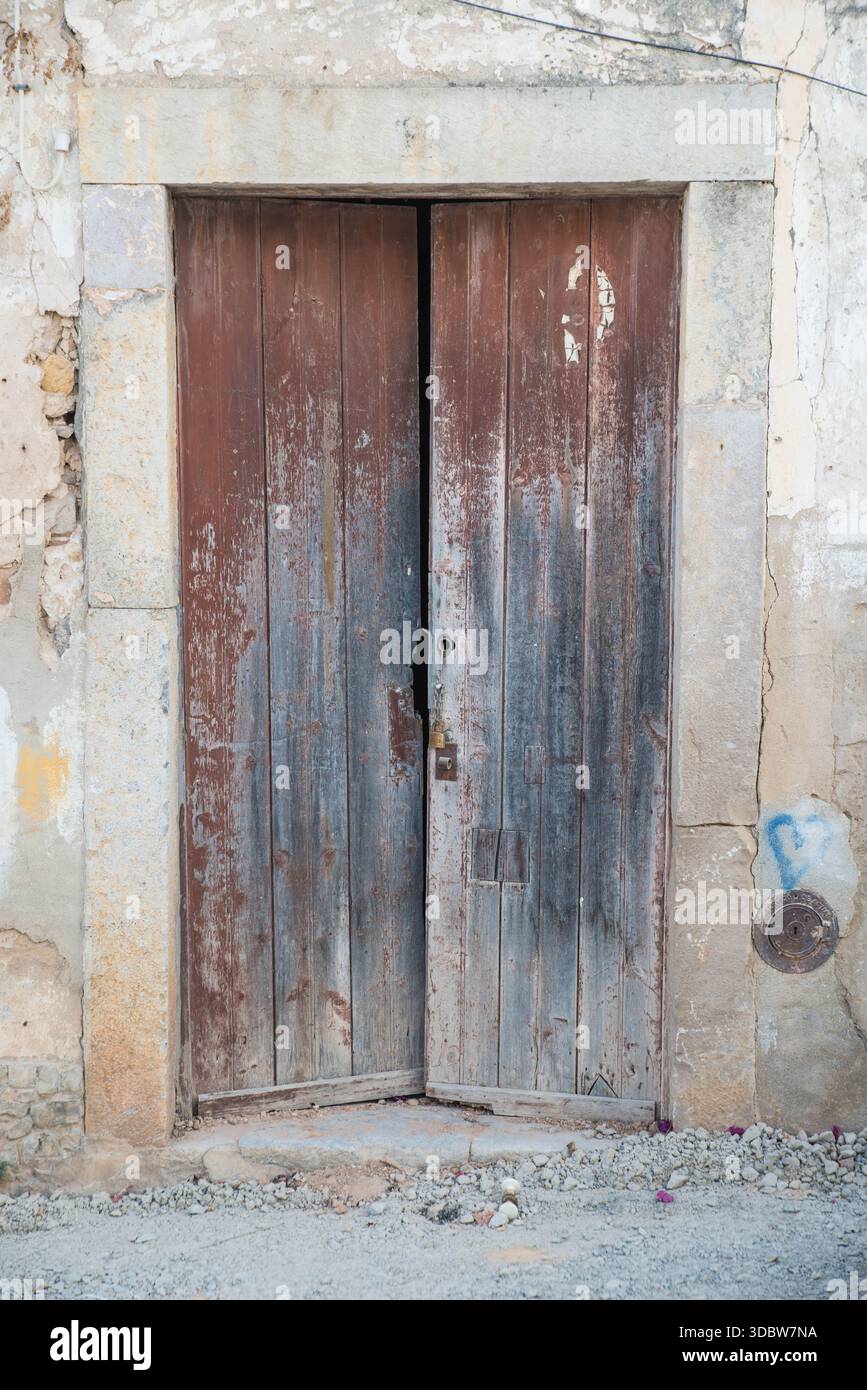 Alte baufällige Doppelholztüren in Tavira, Algarve, Portugal Stockfoto