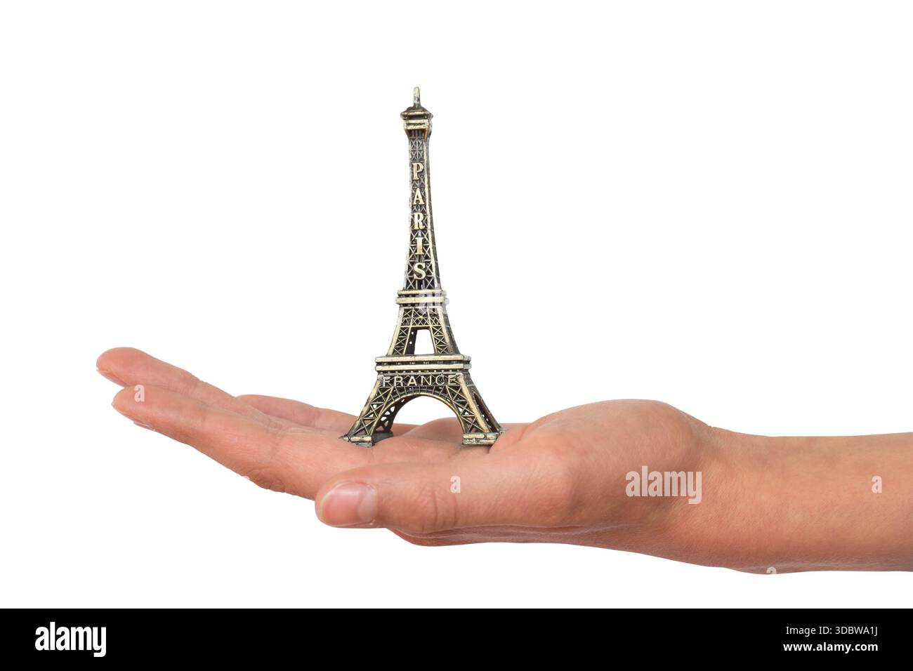 Hand mit einer Mini-Eiffelturm-Souvenir-Figur aus Paris, Frankreich, Metallic-Miniatur-Statue isoliert auf weißem Hintergrund, ausgeschnitten Stockfoto
