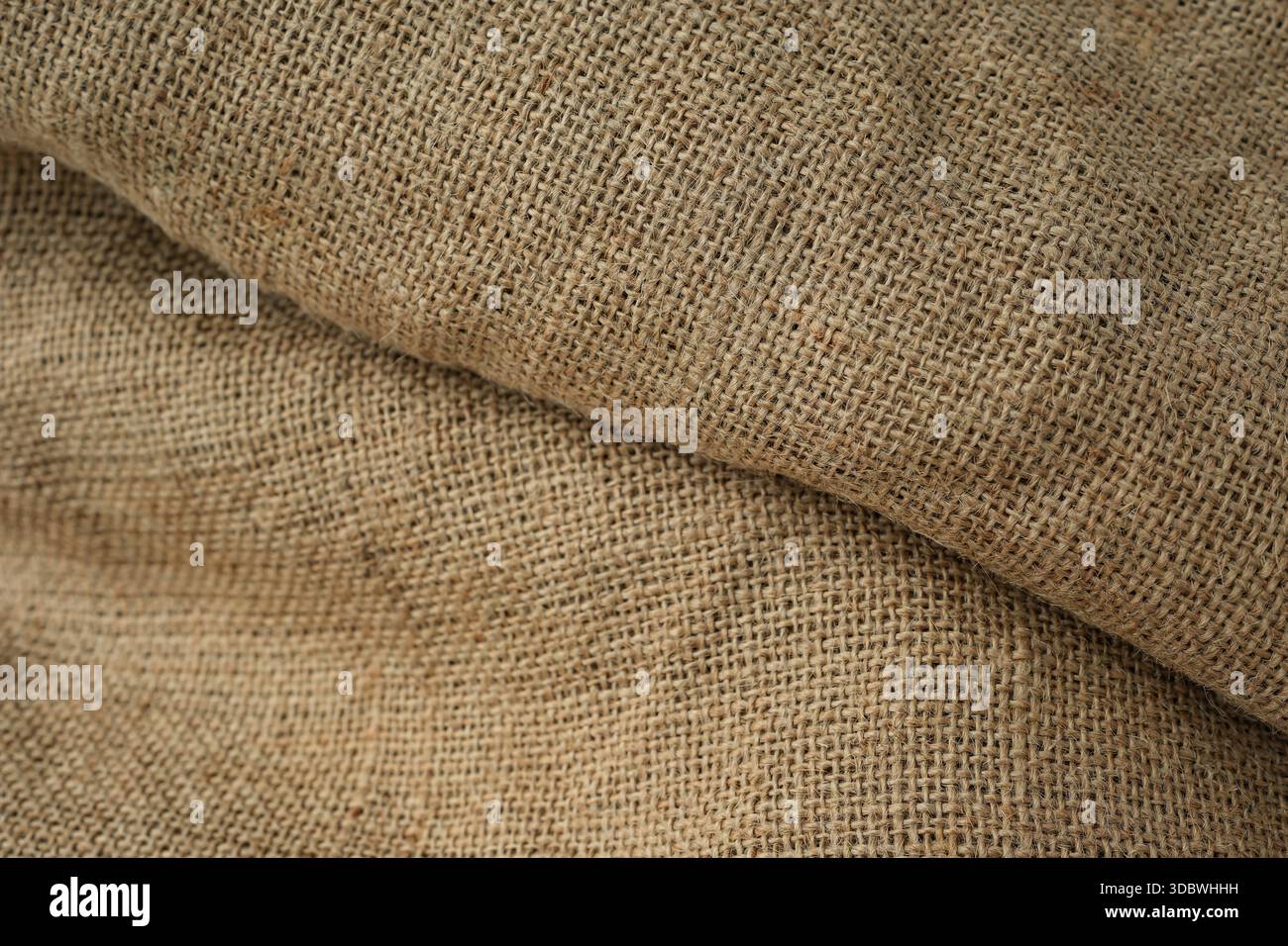 Natürliche Jute-Sackleinen-Textur. Konstruktionselement. Absackung und Absackung. Kopierbereich. Geringe Schärfentiefe. Stockfoto