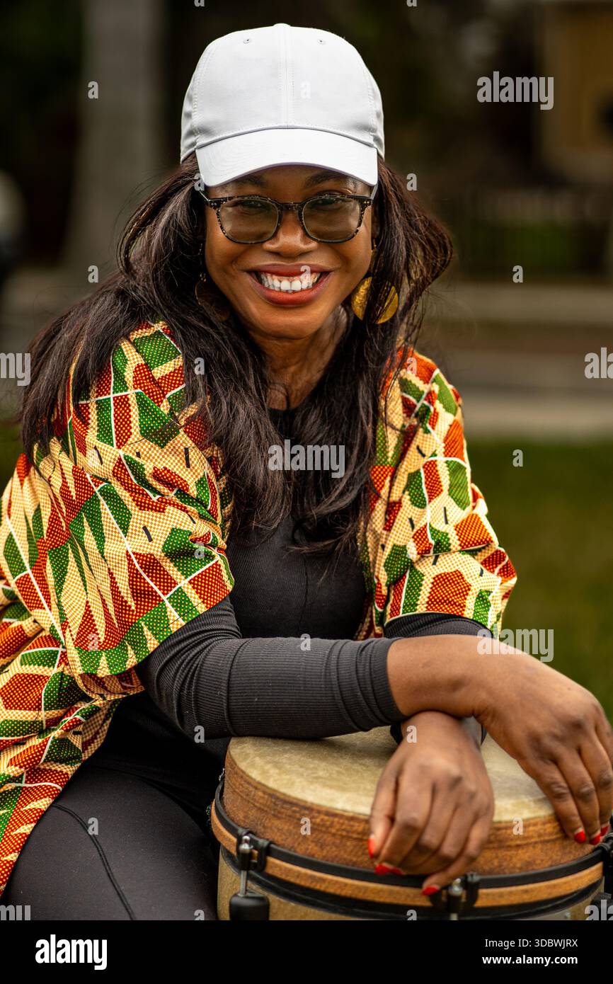 Ausgeruhter afrikanischer Djembe-Drummer Stockfoto