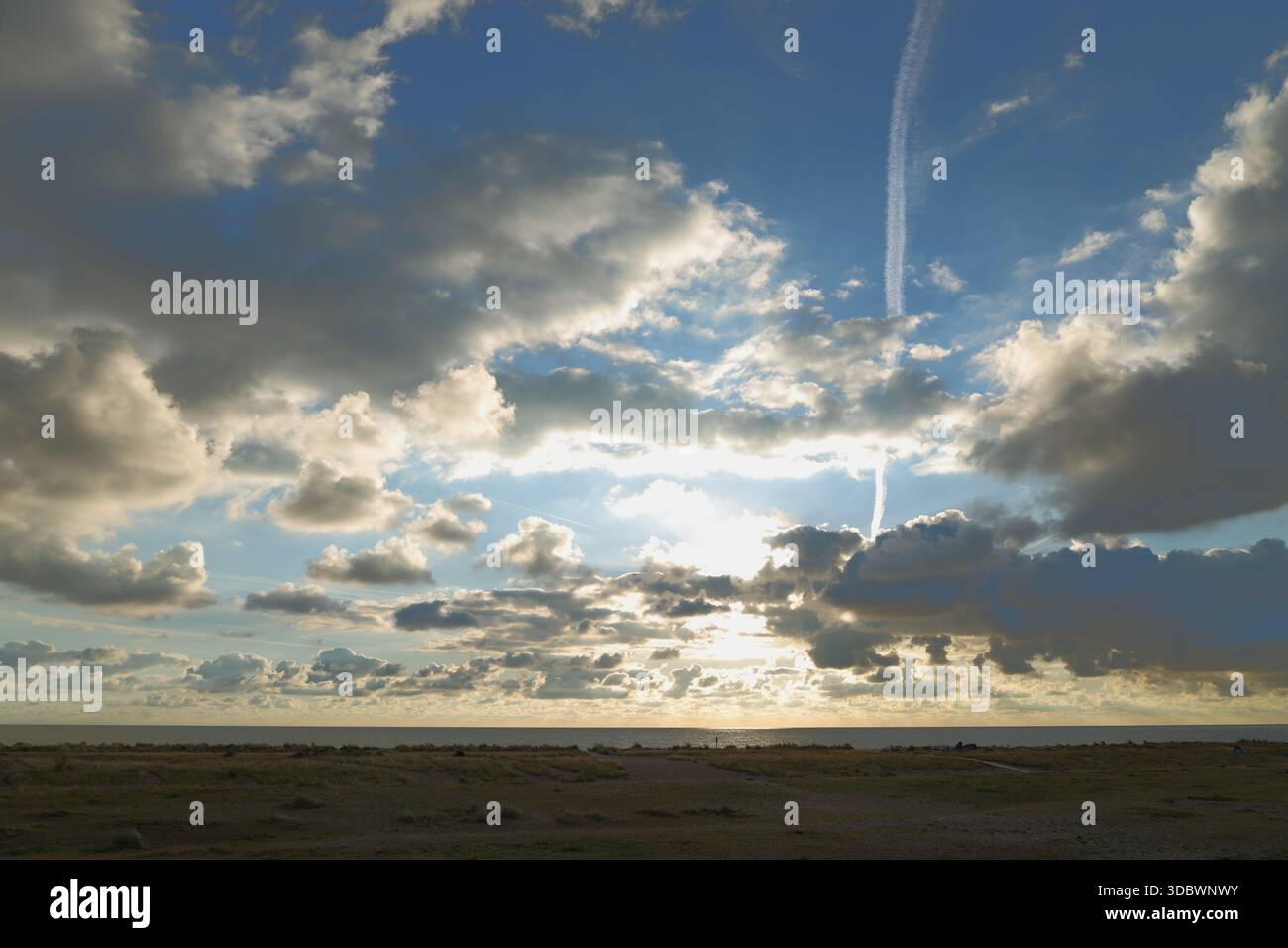 Kessingland Village, Suffolk, England, Großbritannien - dramatischer Himmel über der Nordsee von Kessingland Beach bei Sonnenaufgang Stockfoto