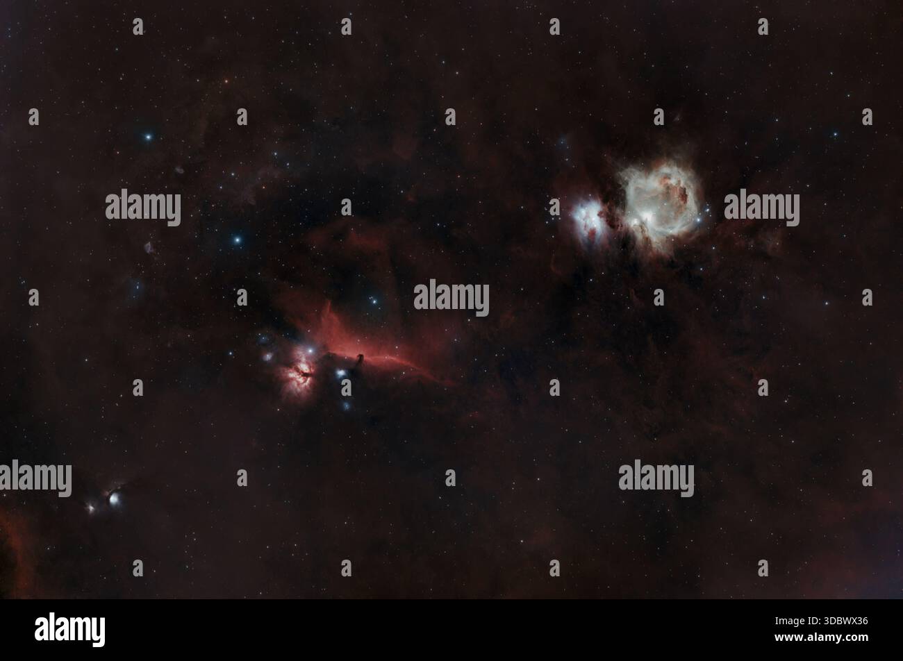 Astrofotografie mit Nebel und interstellarem Staub innerhalb der Milchstraße, geeignet für redaktionelle, pädagogische und wissenschaftliche Zwecke Stockfoto