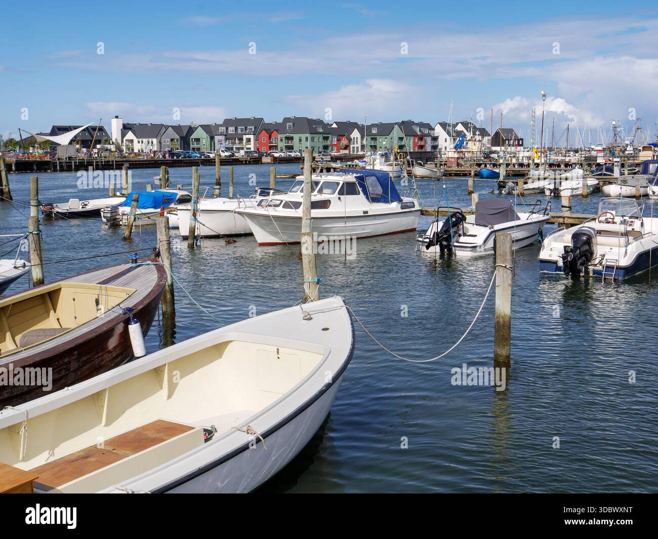 Kleine Motorboote im Hafen von Kerteminde mit Häusern am Wasser entlang der Nordre Havnekaj im Hintergrund, Fünen, Süddänemark Stockfoto